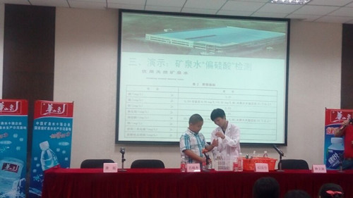 “探访华山泉 创文讲诚信”.jpg